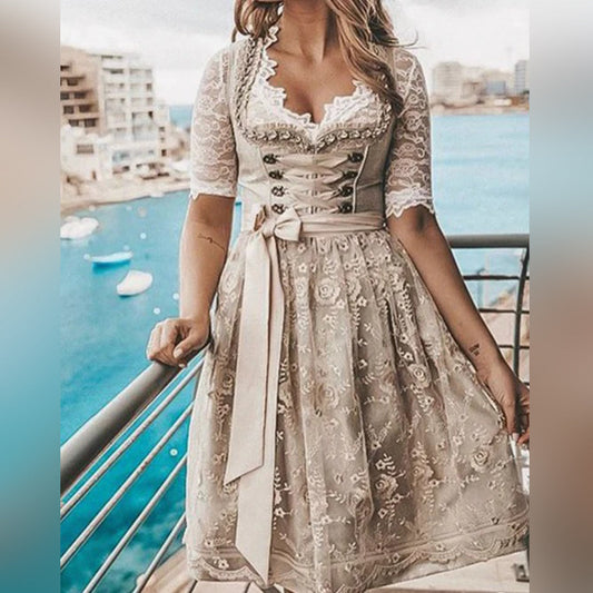 Haftowana Sukienka Dirndl - Koronkowe Rękawy & Gorsetowy Gorset